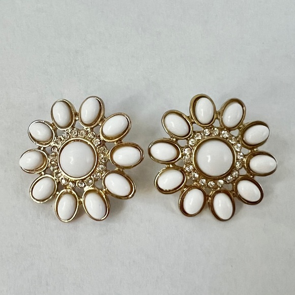 White Flowers Statement Style Necklace & Earrings Set Gold Tone - Picture 5 of 9